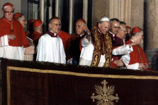 Am 16. Oktober 1978 wird ein gewisser Karol Wojtyla zum Papst gewählt. Als der Kardinal-Protodiakon den Namen des Nachfolgers des Kurzzeitpapstes Johannes Paul I. verkündet, wissen nur Insider, wer da in Kürze auf den Balkon am Petersplatz in Rom treten würde. Der Kardinal von Krakau war international bis zu diesem Zeitpunkt kaum in Erscheinung getreten. Doch von seinem ersten öffentlichen Auftritt an begeisterte er die Massen.