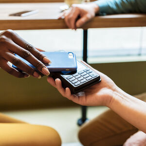 Smartphone statt Geldbörse – in Schweden ist das ein breites gesellschaftliches Phänomen.