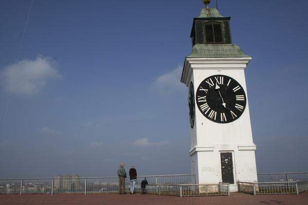 Die Habsburger bauten den gut sichtbaren Uhrturm auf der Festung Petrovaradin und hoben angeblich von jedem Einwohner eine Uhrsteuer ein.