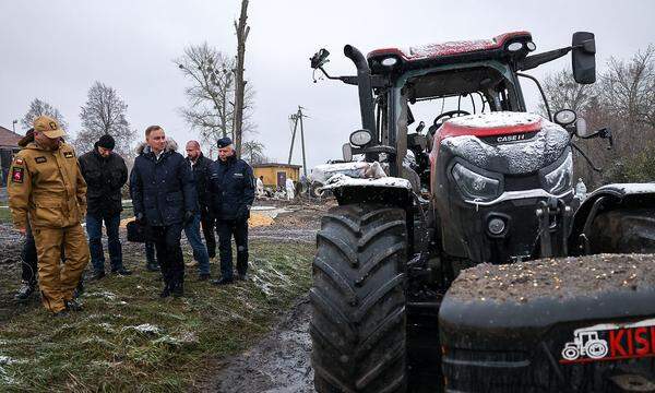 Polens Präsident Andrzej Duda besuchte das Dorf Przewodow nahe der ukrainischen Grenze nach dem Raketeneinschlag vergangene Woche.