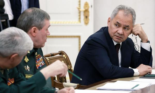 Minister Sergej Schoigu im Gespräch mit Armeechef Gerassimow bei einem Treffen mit Russlands Präsident Putin in Moskau am 15. Mai 2024.