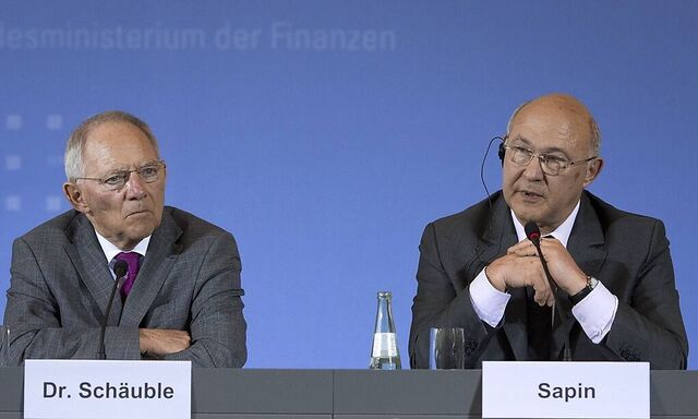 Bundesfinanzminister Johannes Schaeuble CDU l und der neue franzoesische Finanzminister Michel Sapi