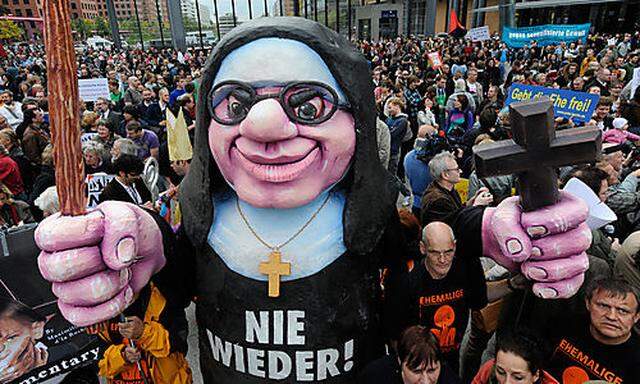 Berlin: Tausende protestieren gegen Papst-Besuch 