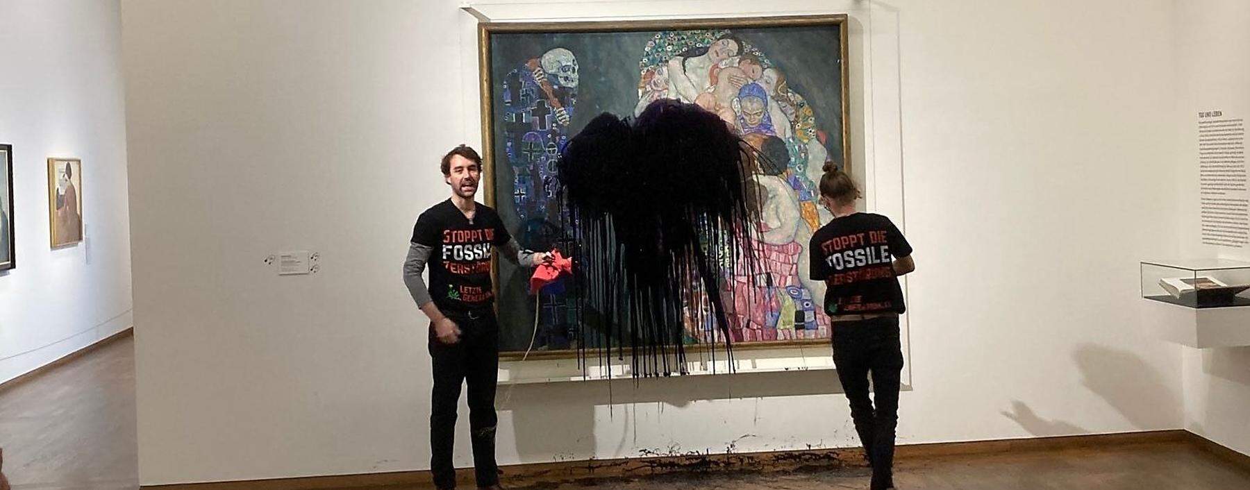 Klima-Aktivisten beschütten ein Gemälde Gustav Klimts im Wiener Leopold Museum mit einer schwarzen, öligen Flüssigkeit. Das Bild wurde von den Aktivisten der &quot;Letzten Generation&quot; veröffentlicht. 