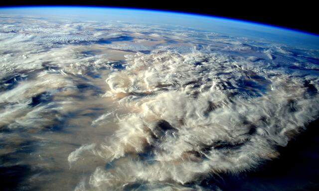 Ein Blick auf die Erde aus 400 Kilometer Höhe. Foto aus der ISS Raumstation.