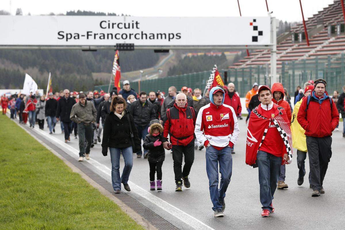 Vier Wochen sind vergangen, seit Michael Schumacher bei einem Skiunfall schwer verunglückte und ein Schädel-Trauma erlitt. Seitdem liegt die Formel-1-Legende im Koma. Seine Fans haben ihn nicht vergessen und kamen am Sonntag zu einer ganz besonderen Aktion in Belgien zusammen.