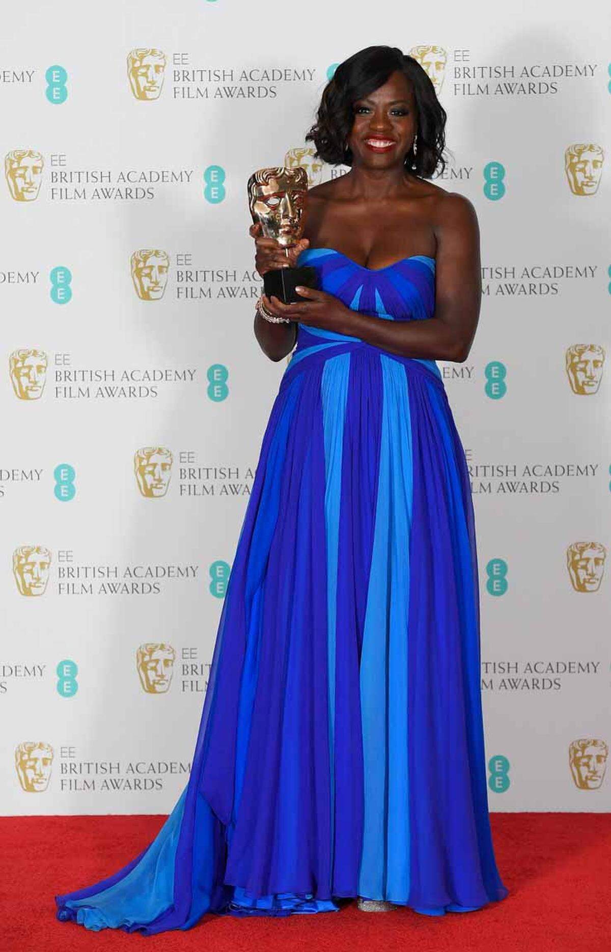 Viola Davis gewann den Bafta als beste Nebendarstellerin für "Fences". Sie nahm ihren Preis in einem blauen Kleid von Jenny Packham entgegen.