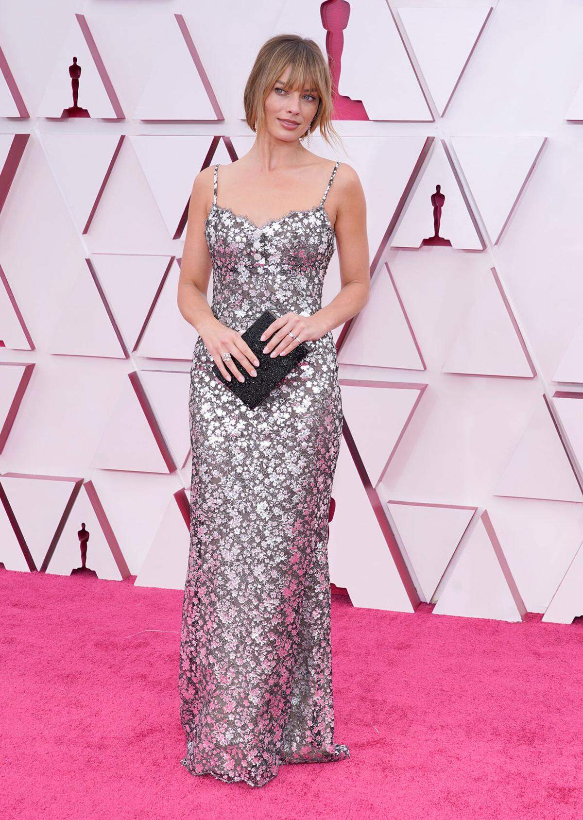 Die australische Schauspielerin Margot Robbie besuchte die Oscar-Gala als Produzentin des Films "Promising Young Woman" in einem Metallic-Spitzenkleid von Chanel Haute Couture.