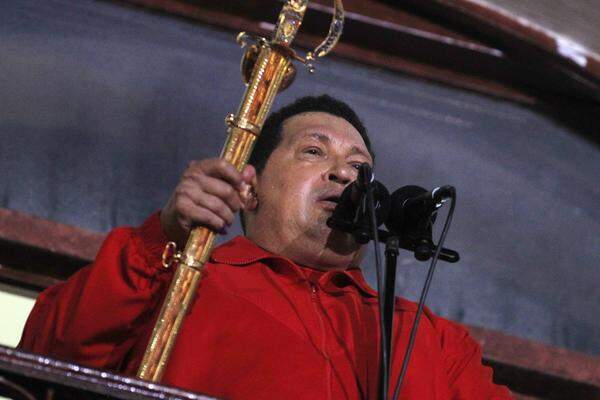 Chávez galt als Zentralfigur der Links-Wende in zahlreichen südamerikanischen Ländern. Während er von der ärmeren Bevölkerung aufgrund seiner Sozial- und Bildungsreformen geradezu verehrt wurde, sprachen die Gegner des "Chavismo" von diktatorischen Verhältnissen im ölreichen Land. Dabei wollte Chavéz ursprünglich gar nicht in die Politik, sondern lieber Maler oder Baseballspieler werden.