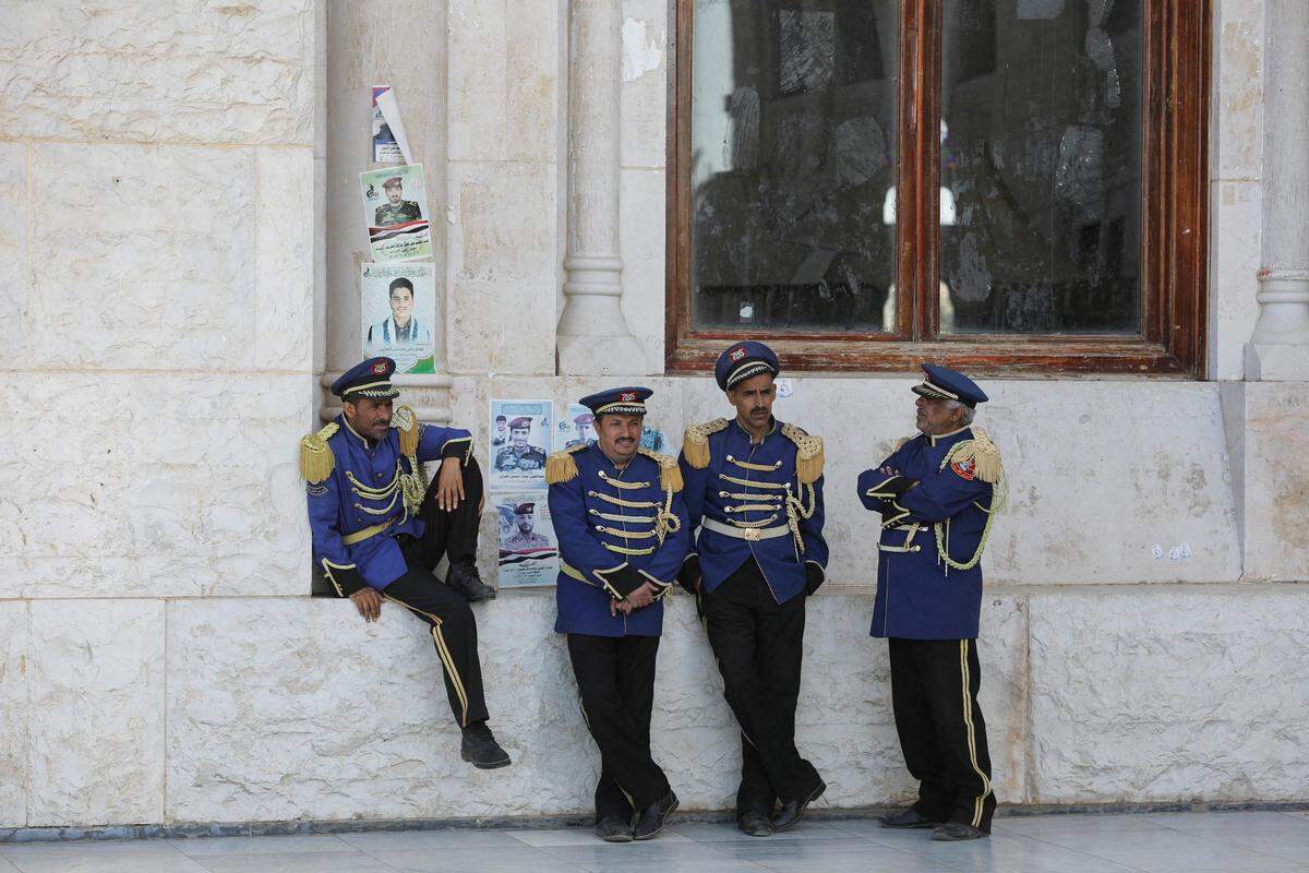 17. Jänner. Ehrengarden der jemetischen Houthi-Rebellen vor einem Begräbnis getöteter Kämpfer.   