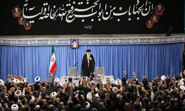 Ayatollah Ali Khamenei wiegelte seine Anhänger auf, beließ es aber vorerst bei einer limitierten Vergeltungsaktion für die Tötung Qasem Soleimanis.