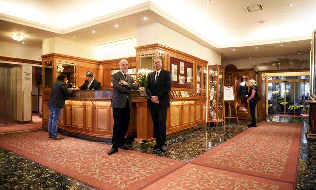 Mehr als 400 Jahre Hotelgeschichte: General Manager Peter Buocz (l.) und Geschäftsführer Martin Schick im Hotel Stefanie. 