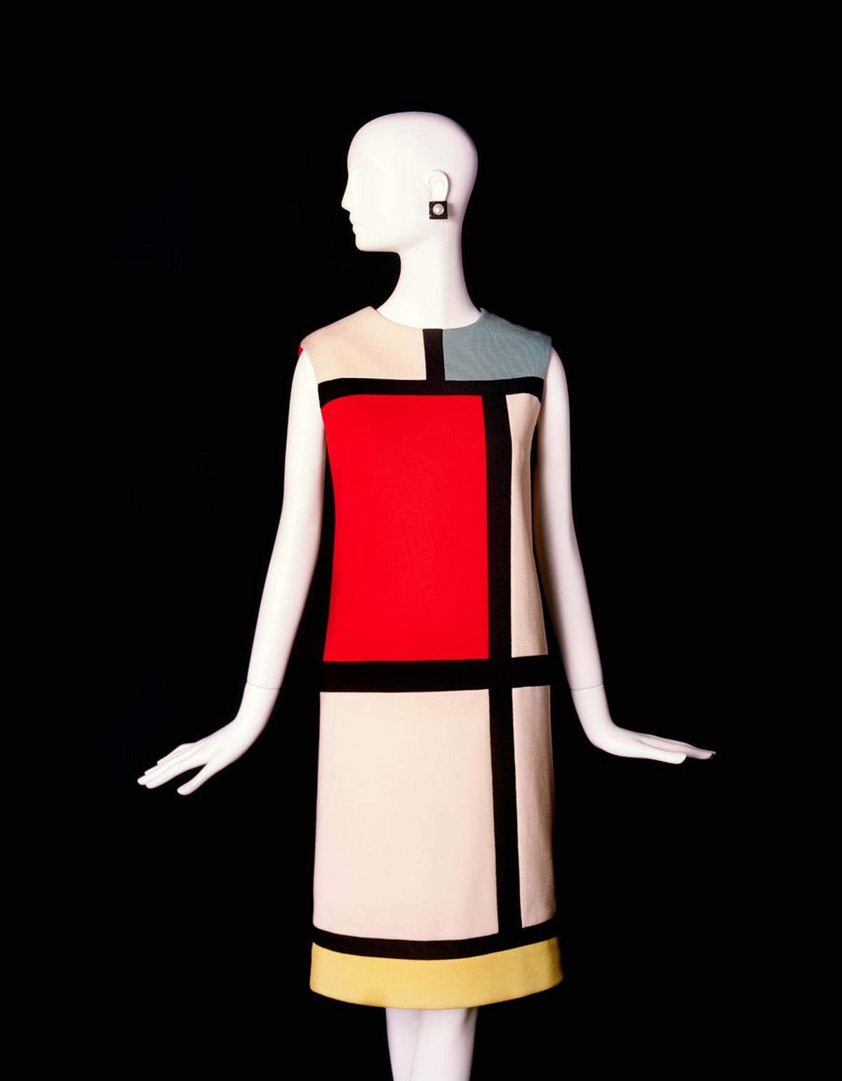 Das kurze Cocktailkleid entwarf der Desinger 1965. Er ließ sich von Piet Mondrian inspirieren.