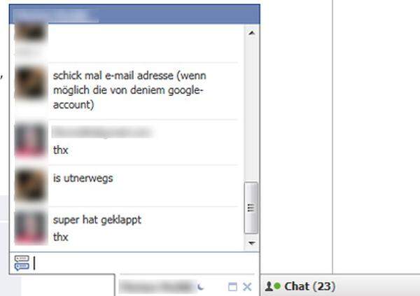 Facebook setzt auf klassische Chat-Fenster, hat sein Mitteilungssystem aber stark aufgewertet. Schreibt man eine persönliche Nachricht und die Person ist gerade online, beginnt man gleichzeitig einen Chat. Geht sie offline, wird der nächste Eintrag als Nachricht im Posteingang gespeichert. Damit hat Facebook vor einiger Zeit die Direktnachricht stark aufgewertet. Wer mit mehreren Personen gleichzeitig reden will, kann das über die Einrichtung von Gruppen machen.