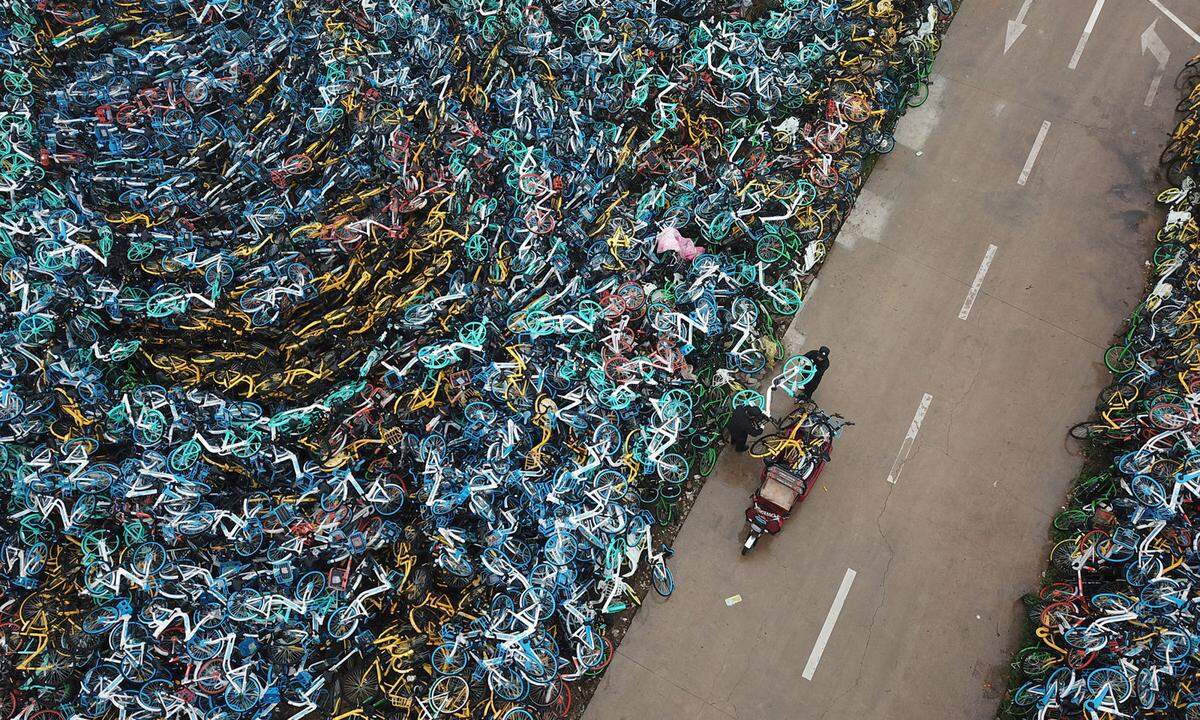 3. Dezember. Es war definitiv nicht das Jahr der Leihrad-Anbieter. Hier ein Bild aus der chinesischen Stadt Hefei: Tausende Fahrräder wurden hier zur Verwertung eingesammelt.