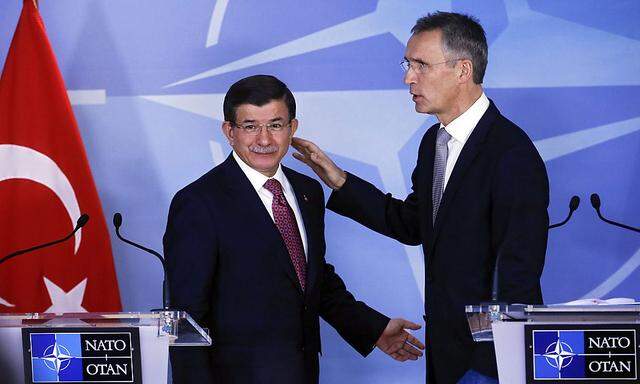 Der türkische Ministerpräsident Ahmet Davutoglu (li.) schließt bei einem Treffen mit Nato-Generalsekretär Jens Stoltenberg eine Entschuldigung der Türkei für den Abschuss eines russischen Jets aus.