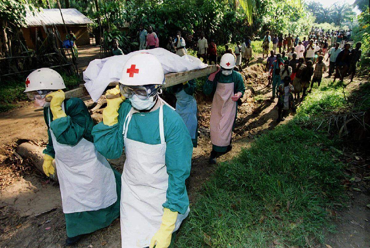 Die Ebola-Verbreitung in Afrika geschieht vor allem durch die schlechten hygienischen Verhältnisse, zum Beispiel in Krankenhäusern, in die Patienten mit hämorrhagischem (mit Blutungen einhergehen) Fieber aufgenommen werden. Die Ausbrüche verbreiten sich auch über die Teilnahme an Begräbnissen von Dorf zu Dorf.
