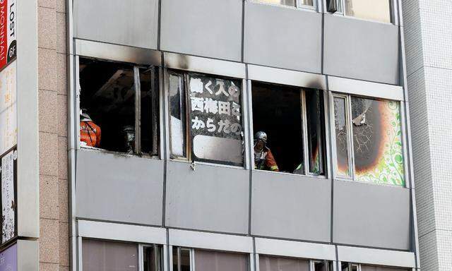 Japanische Feuerwehr beim Löschen des Hochhausbrands 