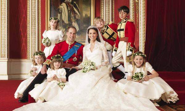 Beim Empfang trumpften dagegen Prinz William und Kate 2011 in Großbritannien auf. Sie prosteten am Nachmittag 650 und am Abend 300 Gästen mit Champagner zu.