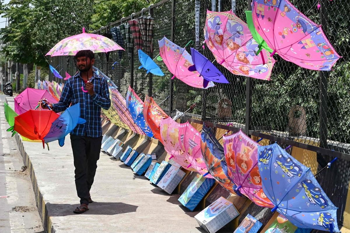 17. Juni. Ein Mann verkauft Schirme auf dem Gehsteig in Amritsar. Indien erlebt gerade eine massive Hitzewelle mit Temperaturen an die 50 Grad.