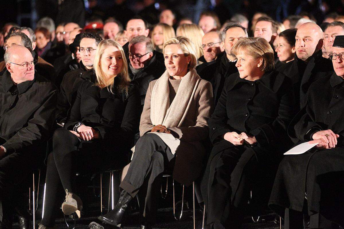 Kanzlerin Angela Merkel (CDU) ...Neben Merkel sitzen Wulffs Ehefrau Bettina, seine Tochter Annalena aus der ersten Ehe und Bundestags-Präsident Norbert Lammer (v.r.). 