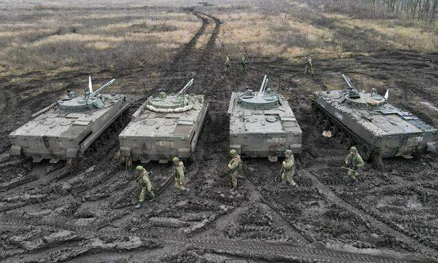 Eine Militärübung im Matsch des westrussischen Rostow: Seit Wochen alarmiert ein Truppenaufmarsch an der Grenze zur Ukraine Kiew und den Westen. 