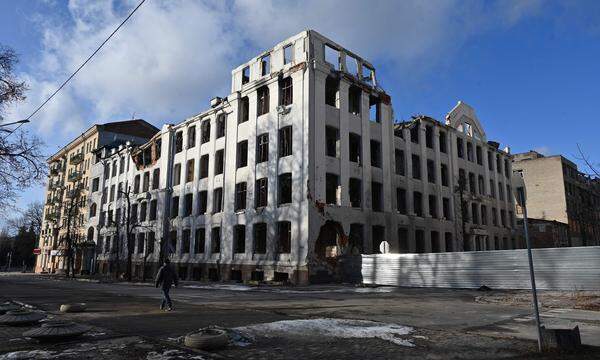 Das zerstörte Gebäude des Wirtschaftsinstituts der Universität in Charkiw.