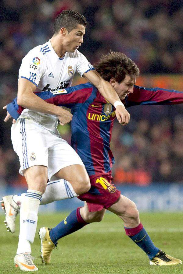 Sportlich drängt Barcelonas argentinischer Zauberer Lionel Messi den Portugiesen immer mehr in den Hintergrund. In seinen ersten zwei Jahren bei Real bleibt der Pokalsieg 2011 der einzige Titel für Ronaldo.