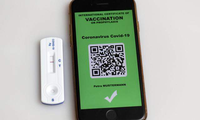 05.03.2021, Impfen, Symbolbild, ein Impfpass in digitaler Form auf dem Smartphone iPhone. EIn COVID-19 Antigen-Testkit (