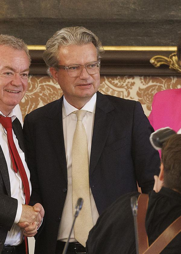 AUSSERORDENTLICHE LANDTAGSSITZUNG MIT WECHSEL DES LH VON SCHUeTZENHOeFER ZU DREXLER: LANG / DREXLER