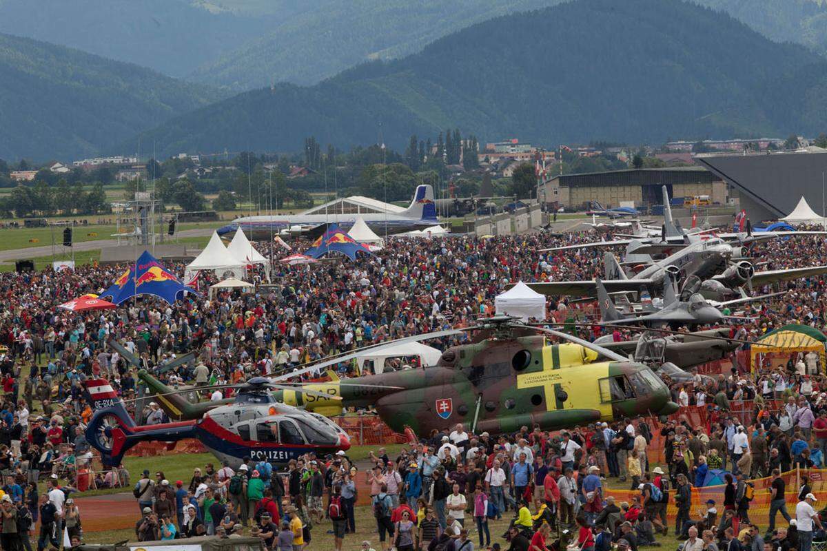 Am Freitag und Samstag steigt in Österreich wieder die größte Flugshow des Landes - steigen eben im wahrsten Sinne des Wortes. Nach einem Jahr Pause pilgern heuer wieder Hunderttausende Flugzeugfans nach Zeltweg in die Steiermark. (Bild aus dem Vorjahr)