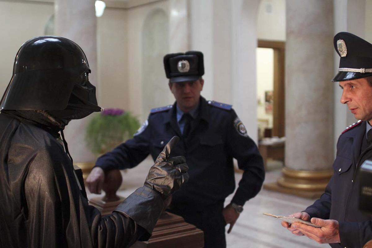Darth Vader will einen Parkplatz. In der ukrainischen Hafenstadt Odessa hat ein als Darth Vader Verkleideter ein Grundstück zum Parken seines Raumschiffes beantragt. Er glaubt an seinen Erfolg, denn "der Bürgermeister und viele Abgeordnete sind auf der dunklen Seiten der Macht".