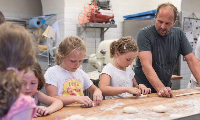 Florentina, Am´elie, Sophie und Vicky haben von Helmut Gragger gelernt, wie man Brot im Holzofen bäckt.