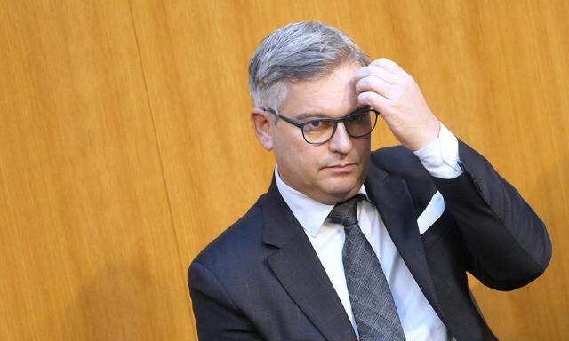 Ist die kommenden Wochen seinen Führerschein los: Finanzminister Magnus Brunner (ÖVP).