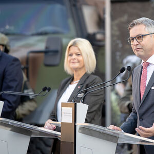 Verteidigungsministerin Tanner, Finanzminister Brunner und Kanzler Nehammer am Donnerstag bei der Verkündung.