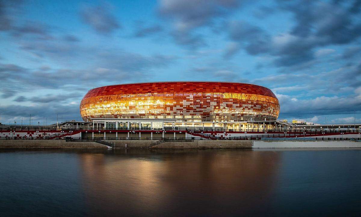 Die Mordowia-Arena befindet sich in der Stadt Saransk, Republik Mordwinien, und liegt am Fluss Insar. Sie hat Platz für 45.015 Besucher und ist das Heimstadion von Mordowia Saransk. Hier werden vier Gruppenmatches ausgetragen. Erst im April dieses Jahres erteilte die Fifa die Genehmigung für den Spielbetrieb in dieser Spielstätte. Die äußere Hülle des Stadions besteht aus Metallplatten, die meist rot, orange und weiß sind.