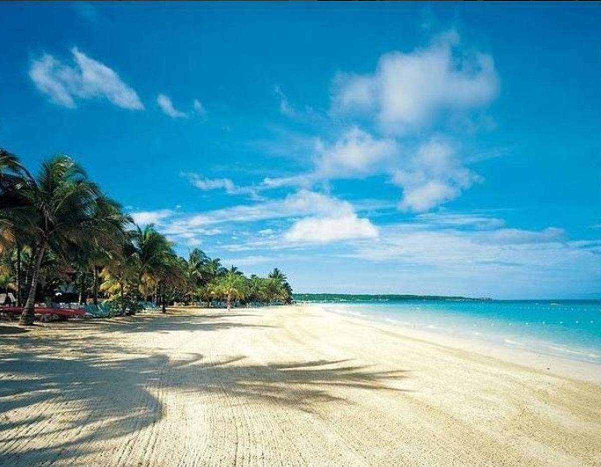 Der Strand erstreckt sich über die zwei Provinzen Westmoreland und Hanover. Trotz des Namens ist der Strand nur etwa vier Meilen lang, seit den 1960er-Jahren wurden hier Hotels gebaut. Dem Massentourismus kann man im Süden des Negril Strandes entgehen.    