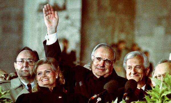Insgesamt 16 Jahre lang hat Kohl als CDU-Kanzler Deutschland regiert, doch in die Geschichtsbücher brachte ihn vor allem das Jahr 1989. Zusammen mit FDP-Außenminister Hans-Dietrich Genscher war er es, der geschickt die Trennung des Landes überwand, nachdem die Bürger in der DDR mit einer friedlichen Revolution die Wende eingeleitet hatten.