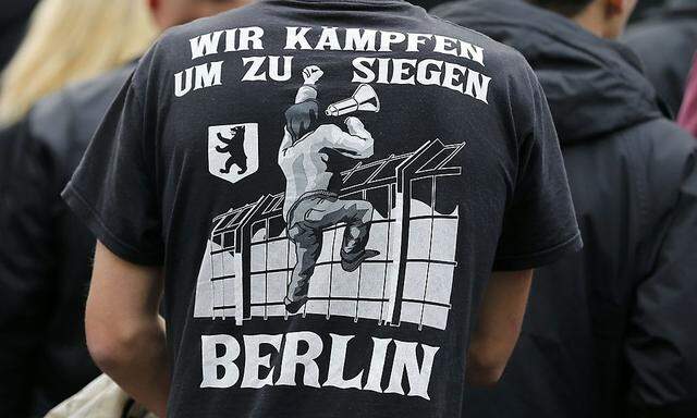 Hooligans und Rechtsradikale sorgen in Köln für einen Großeinsatz der Polizei.