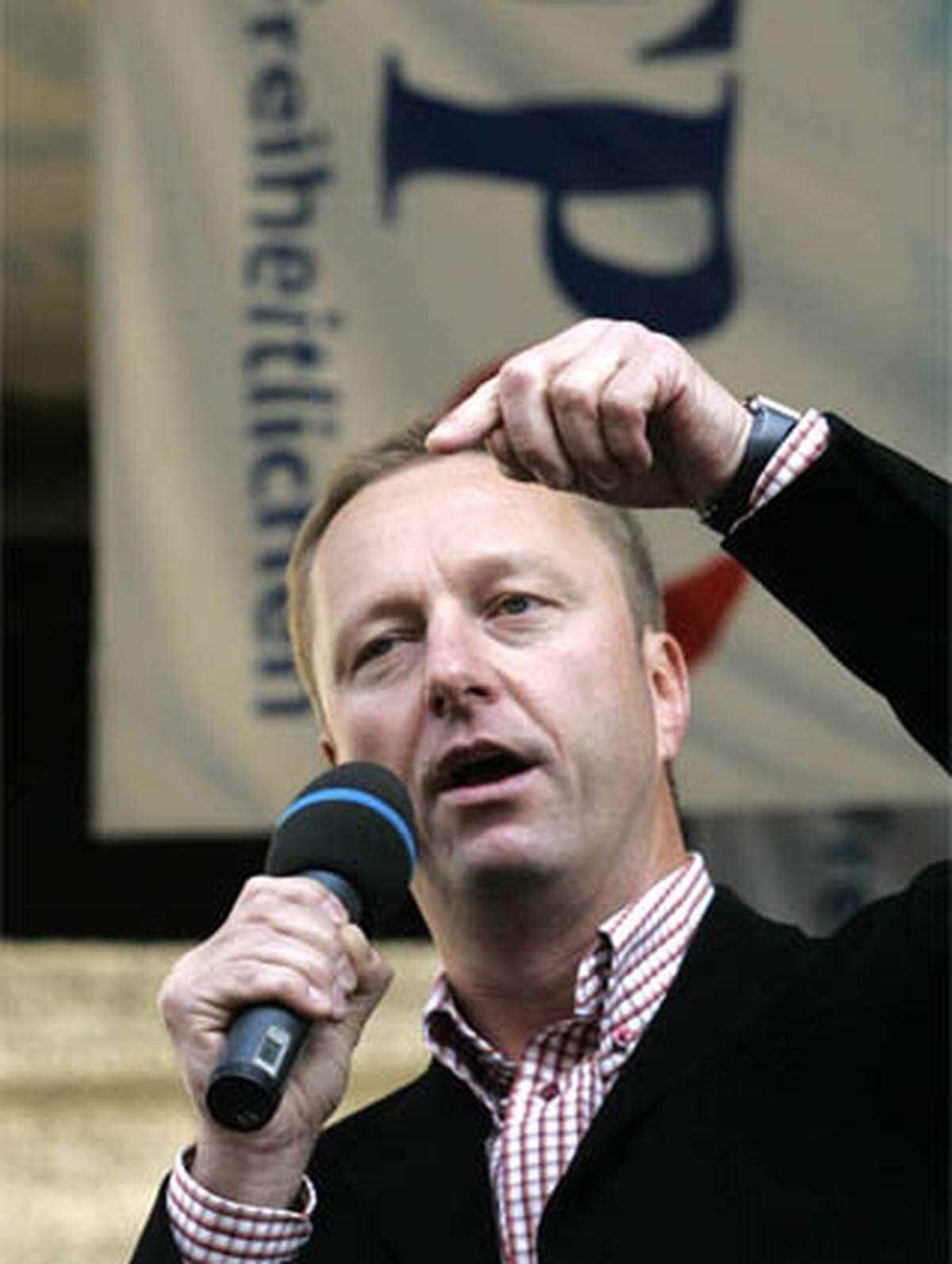 Im November 1997 kam Tschürtz in den Landtag und wurde im Mai 2002 zum Obmannstellvertreter gewählt, am 16. Jänner 2005 kürte ihn der Landesparteitag zum blauen Parteichef.