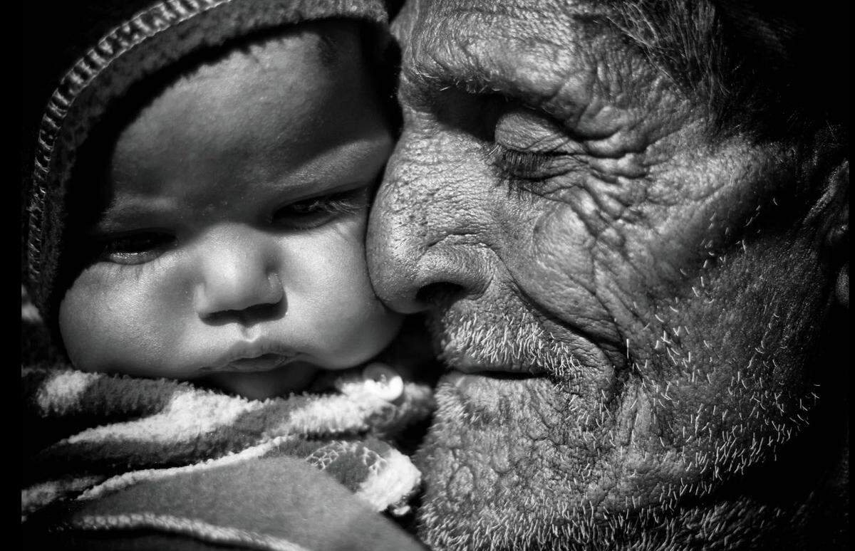 Dieses Foto entstand auf einer anthropologischen Exkursion in ein kleines Dorf in Udaipur, Indien. Der alte Mann ist der Urgroßvater des Kindes, erzählt ein User aus dem Vereinigten Königreich. "Er hielt es mit so viel Liebe fest, dass ich diesen Moment festhalten musste."