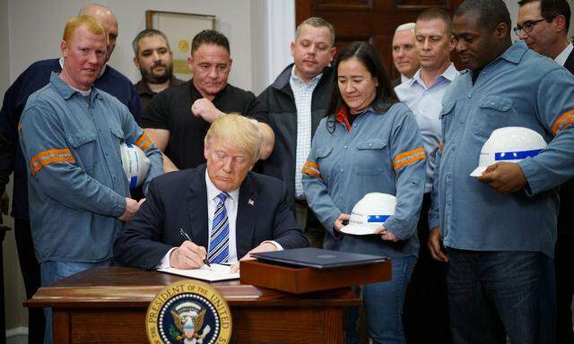 2018 unterschrieb Ex-US-Präsident Donald Trump im Beisein von US-Stahlarbeitern die Zölle auf Stahlimporte. Auch jene aus Europa.  