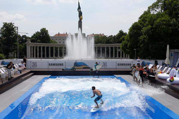 Die Idee, das urbane Wellenreiten nach dem Vorbild der Münchner Eisbachwelle nach Wien zu holen, hatte der Werbefachmann Clemens Kreitner. "Es ist wesentlich ökologischer, hier zu surfen, als irgendwohin eine Urlaubsreise zu machen", argumentierte er im Rahmen eines Medientermins.