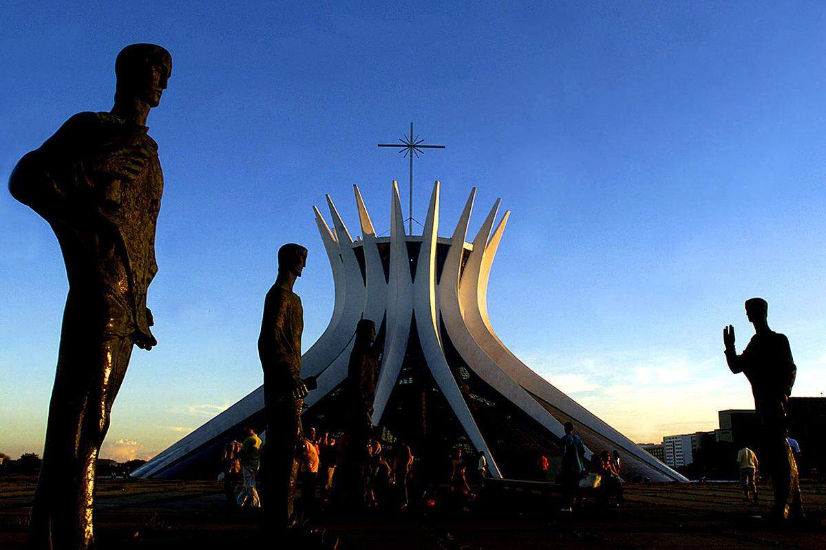 Der Grundriss Brasilias bildet ein Kreuz mit gebogener Achse. Dort finden sich auch die zentralen Gebäude, die Kathedrale (im Bild) und ...