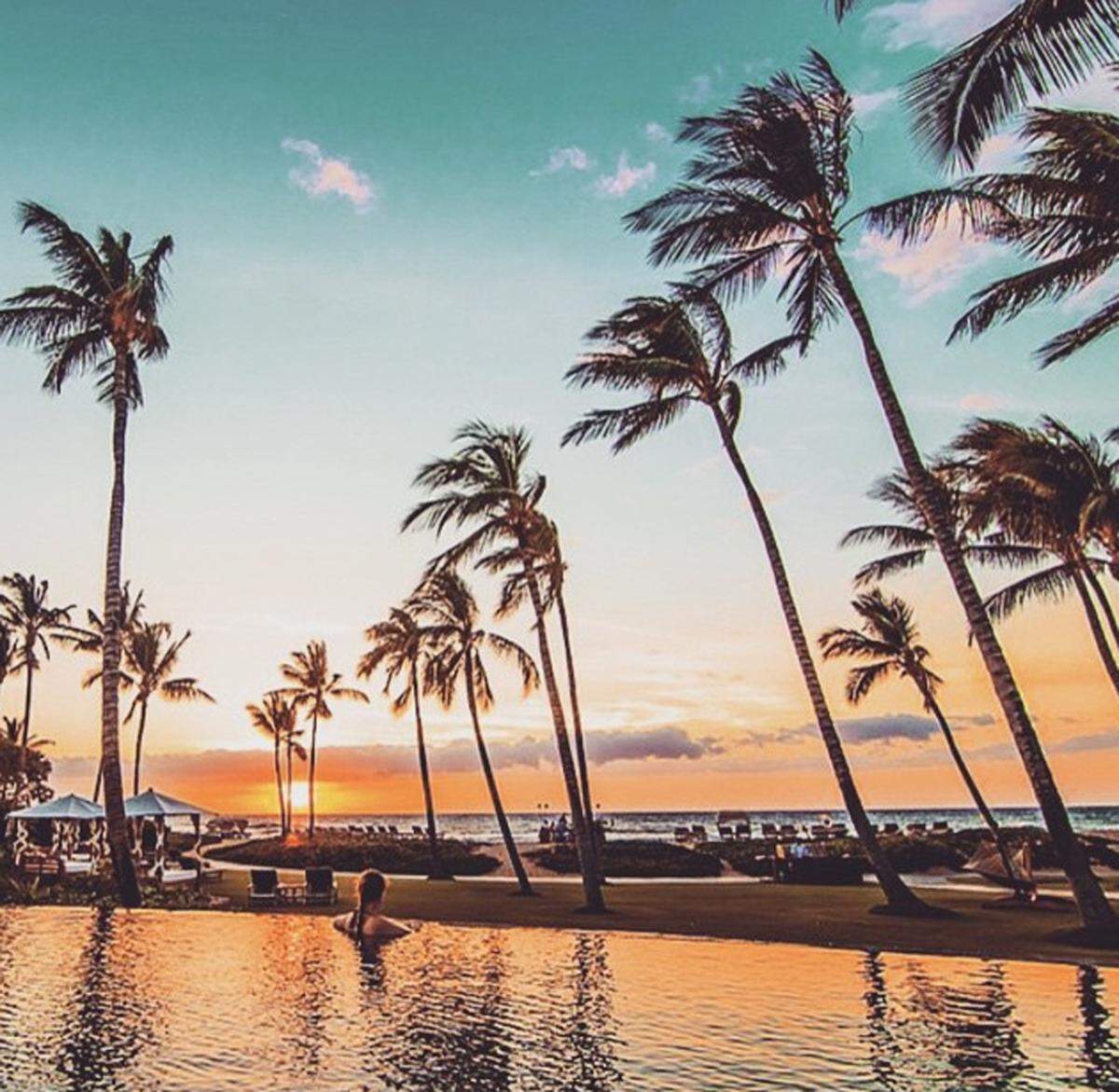 Das traditionell hawaiianische Hotel wurde auf schwarzen Lavasteinen erbaut. Vom Pool aus ist nicht nur ein herrlicher Ausblick auf Meer und Palmen, sondern auch auf den Sonnenuntergang möglich.