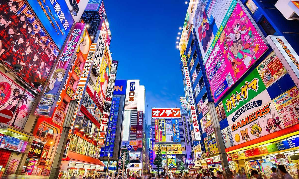 Tokyo gilt als Stadt der Widersprüche, wo sich traditionelle zweistöckige Holzhäuser neben futuristischer Architektur finden.
