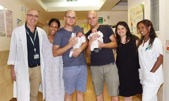 Die Zwillingsbrüder Ofir und Jariv Miller im Soroka-Krankenhaus in Beerscheba (Israel) mit ihren am selben Tag geborenen Töchtern. 