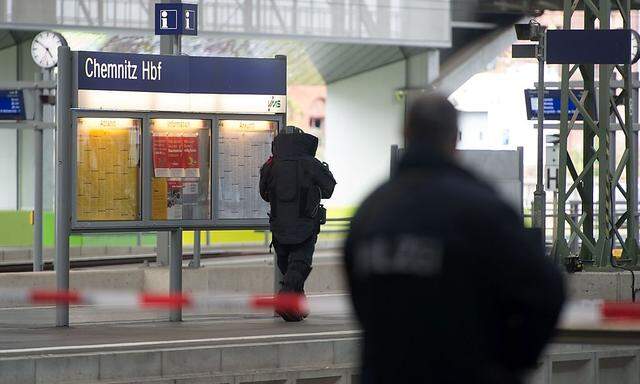 Polizei am Chemnitzer Bahnhof.
