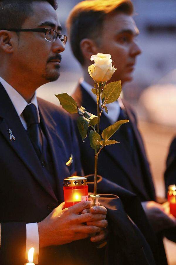 Blumen und Kerzen für die ums Leben gekommenen Kollegen: Angestellte der betroffenen Fluggesellschaft Germanwings.