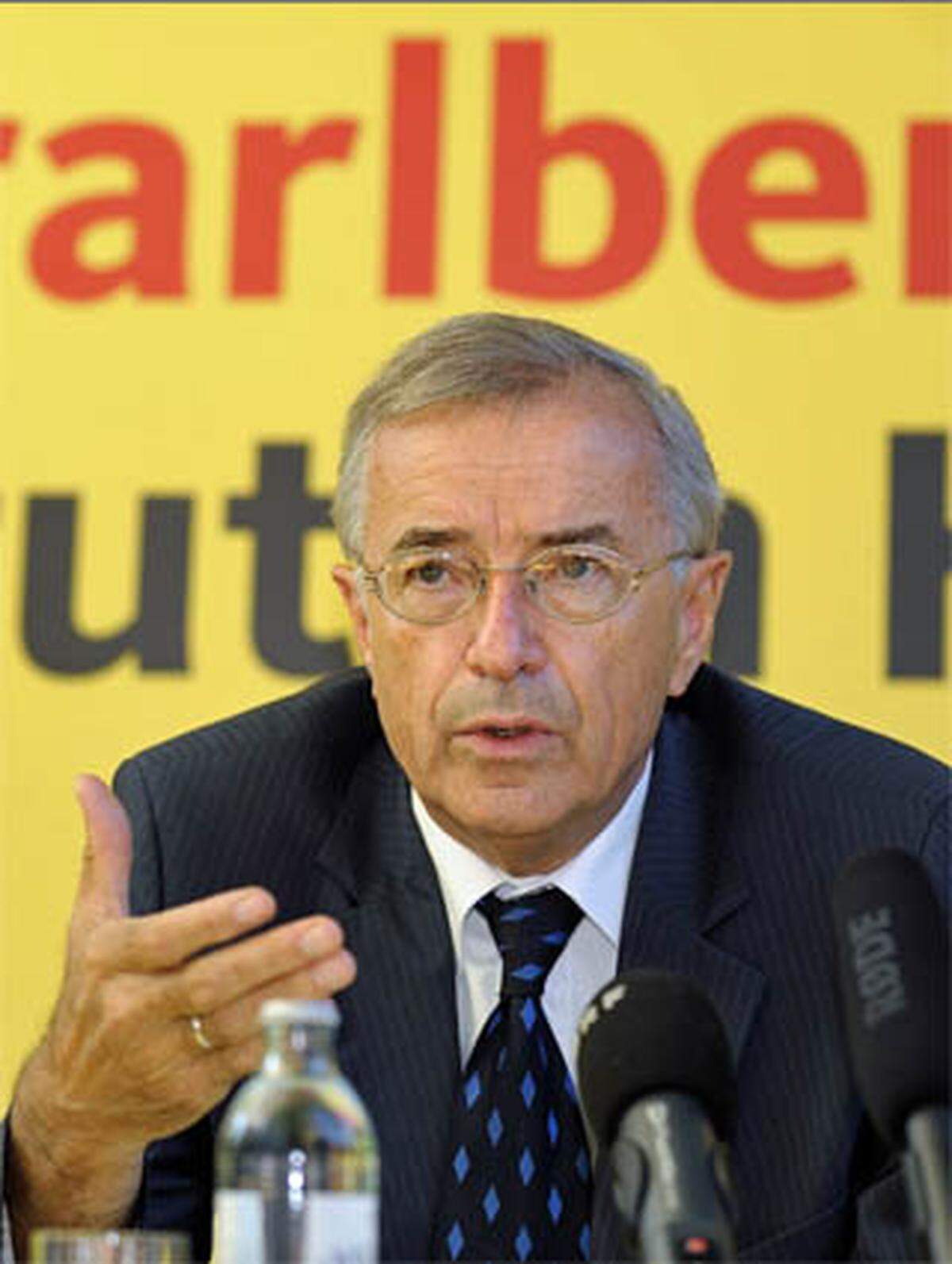 Sausgruber (geboren 1946) ist seit April 1997 Landeshauptmann. Er durchlief eine politische Bilderbuchkarriere. Nach Abschluss seines Jus-Studiums trat er 1972 in den Landesdienst ein. 1975 wurde er in die Gemeindevertretung seines Heimatorts Höchst am Bodensee gewählt, 1979 in den Landtag. Zwei Jahre später wurde Sausgruber Klubobmann der ÖVP-Fraktion, 1986 Parteiobmann. Mitglied der Vorarlberger Landesregierung ist er seit 1989, bereits 1990 wurde er zum Landesstatthalter (Landeshauptmannstellvertreter) bestimmt. 1994 designierte ihn der damalige Landeshauptmann Martin Purtscher zu seinem Nachfolger. Sausgruber ist verheiratet und Vater zweier Söhne und einer Tochter sowie Großvater von vier Enkelkindern.